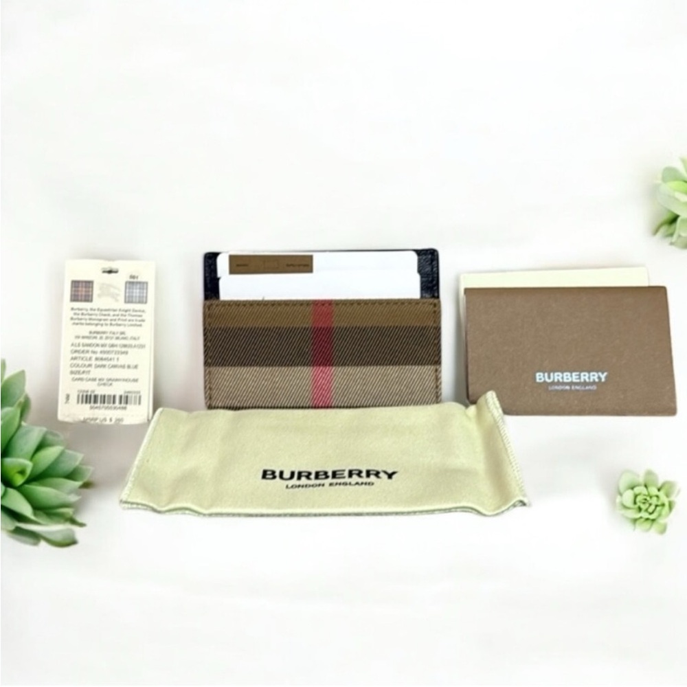 Burberry- Authentic 🍀 NWT Card Holder